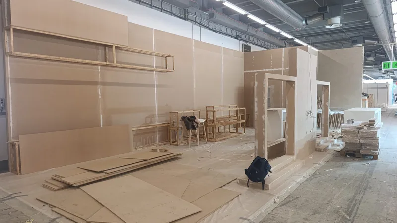 Estructura de stand en proceso de montaje